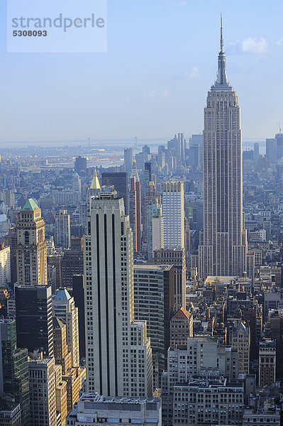 Blick vom Rockefeller Center über Manhattan mit Empire State Building Richtung Brooklyn  New York  USA