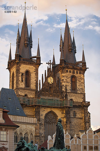 Teynkirche mit Jan Hus Denkmal  Prag  Böhmen  Tschechische Republik  Europa