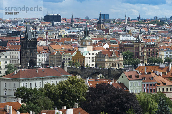 Blick über Prag mit Karlsbrücke und Altstädter Brückenkopf  Böhmen  Tschechische Republik  Europa