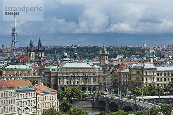 Blick über Prag mit Moldaubrücke  Böhmen  Tschechische Republik  Europa