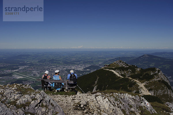 Senioren auf Bank schauen vom Untersberg  Blick vom Salzburger Hochthron zum Geiereck und Hochalm  Grödig  Salzburg  Österreich  Europa