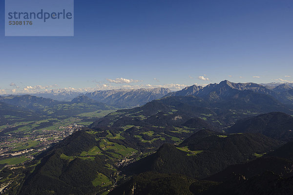 Panorama vom Untersberg über Salzachtal mit Dachstein  Tennengebirge  Göllgruppe und Hochkönig  Grödig  Salzburg  Österreich  Europa