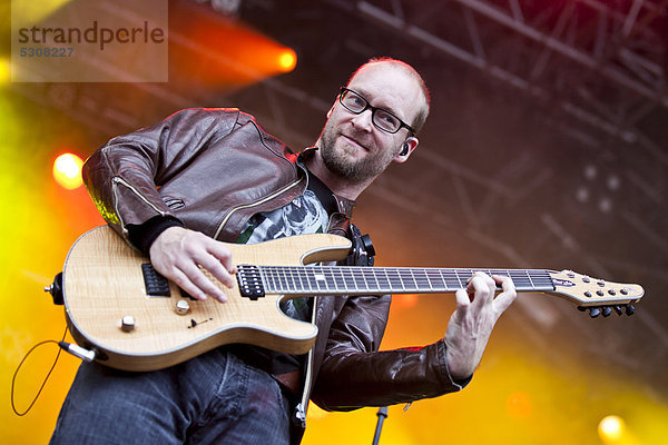 Gitarrist Ruud Adrianus Jolie von der niederländischen Symphonic Metal Band Within Temptation live beim Heitere Open Air in Zofingen  Schweiz  Europa