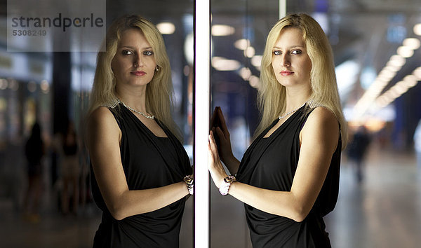 Junge blonde Frau mit Spiegelbild