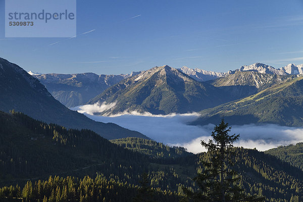 Blick von den Blaubergen ins Achental  Alpen  Österreich  Europa