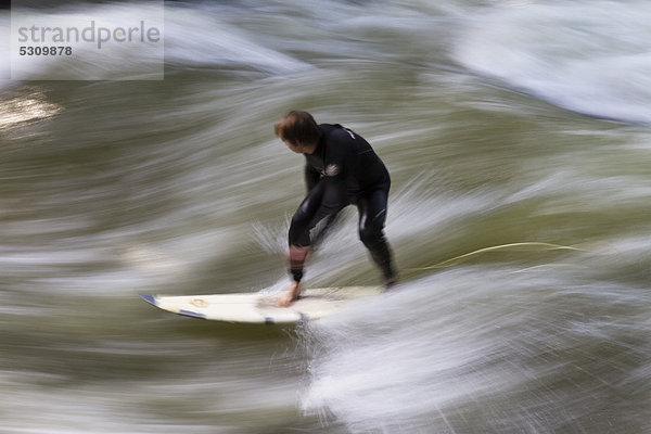 Surfer auf der Welle im Eisbach  Englischer Garten  München  Oberbayern  Bayern  Deutschland  Europa