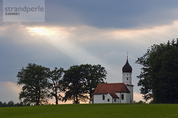 Hubkapelle Penzberg  Wolkenstimmung  Oberbayern  Bayern  Deutschland  Europa