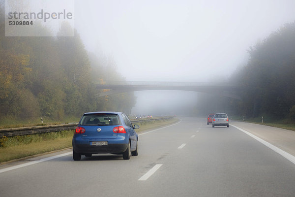 Nebel auf der Autobahn A95 Garmisch-Partenkirchen - München  Oberbayern  Bayern  Deutschland  Europa