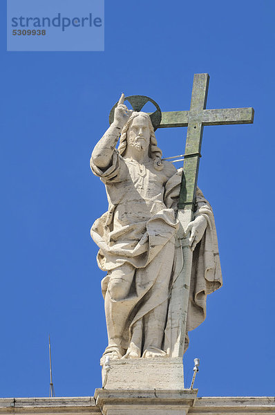 Jesusstatue mit Kreuz über den Kolonnen auf dem Petersdom  Vatikan  Rom  Latium  Italien  Europa