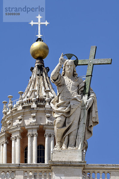 Jesusstatue mit Kreuz über den Kolonnen auf dem Petersdom  hinten die Kuppel des Petersdoms  Vatikan  Rom  Latium  Italien  Europa