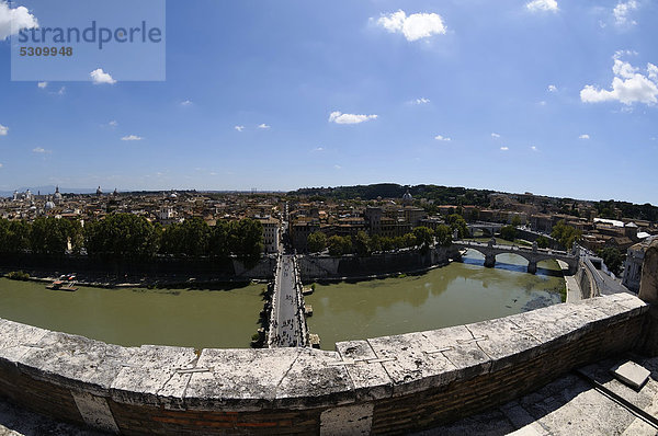 Blick von der Engelsburg über den Tiber und die Engelsbrücke nach Rom  Castel SantíAngelo  Mausoleo di Adriano  Rom  Latium  Italien  Europa