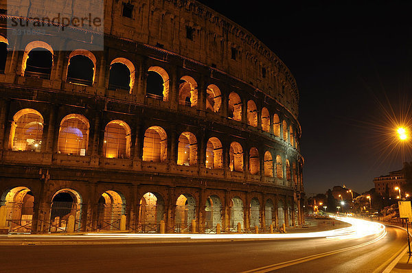 Nachtaufnahme vom Colloseum  Rom  Latium  Italien  Europa