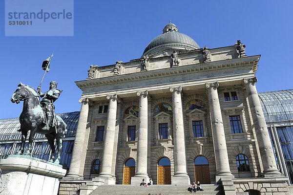 Reiterdenkmal  Otto von Wittelsbach  Herzog von Bayern  Bayerische Staatskanzlei  Hofgarten  München  Bayern  Deutschland  Europa