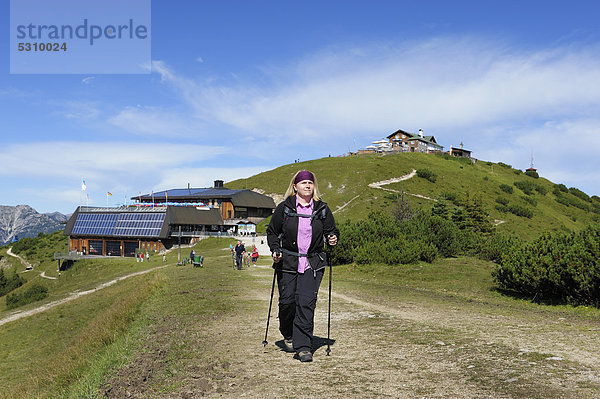 Wanderin auf dem Wank bei Garmisch-Partenkirchen  Werdenfelser Land  Oberbayern  Bayern  Deutschland  Europa