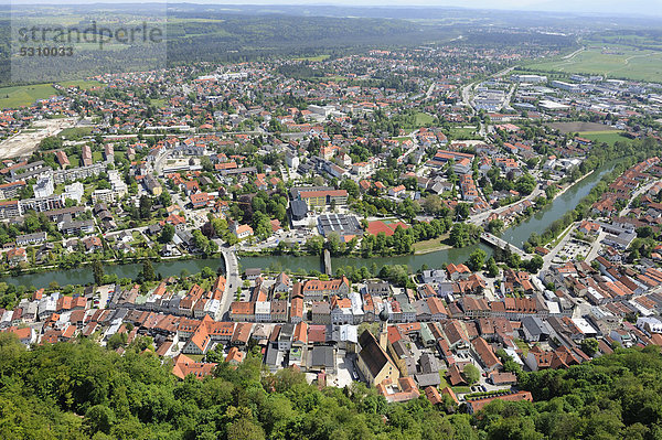 Luftaufnahme Wolfratshausen mit Loisach  Oberbayern  Deutschland  Europa