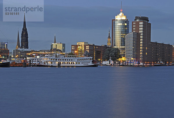 Nachtaufnahme  Hamburger Hafen  Kehrwiederspitze  Hafencity  Hamburg  Deutschland  Europa