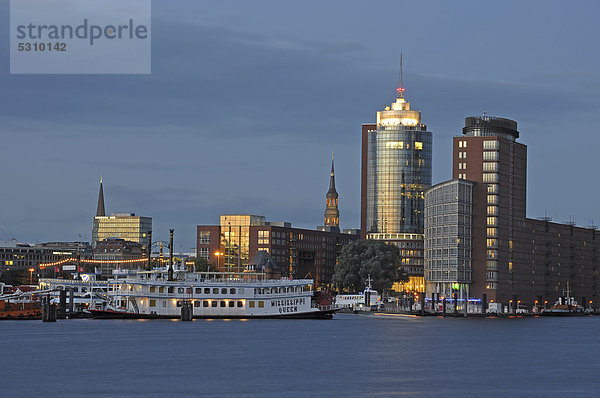 Nachtaufnahme  Hamburger Hafen  Kehrwiederspitze  Hafencity  Hamburg  Deutschland  Europa