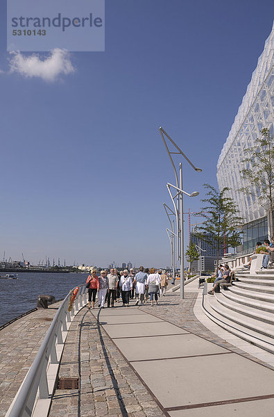 Touristen  Unilever-Gebäude  Hafencity  Hamburg  Deutschland  Europa