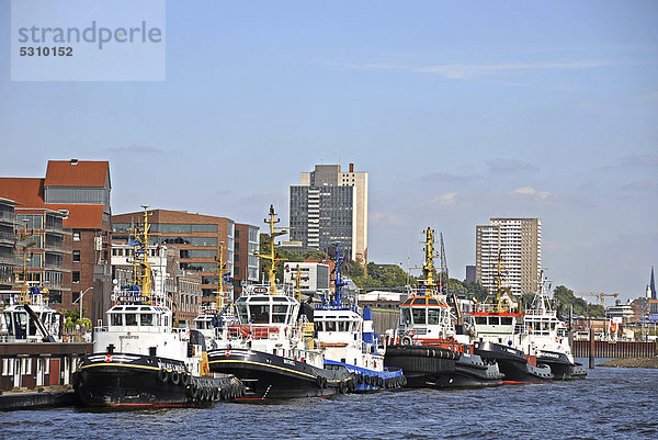 Schlepper im Anleger Neumühlen  Hamburg  Deutschland  Europa