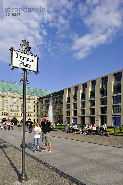 Touristen fotografieren Straßenschild Pariser Platz vor Hotel Adlon und Botschaft der USA  Unter den Linden  Bezirk Mitte  Berlin  Deutschland  Europa  ÖffentlicherGrund