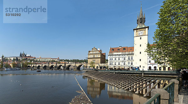 Panorama  Kleinseite  Mala Strana  mit Prager Burg  Hradschin  Altstadt mit Karlsbrücke  Karluv Most  und Smetana Museum  Prag  Tschechien  Europa