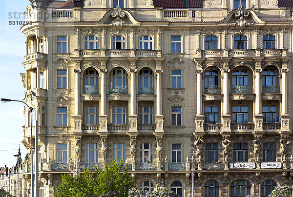 Prag Hauptstadt Europa Kunst Fluss Fassade Hausfassade Tschechische Republik Tschechien Moldau Bank Kreditinstitut Banken