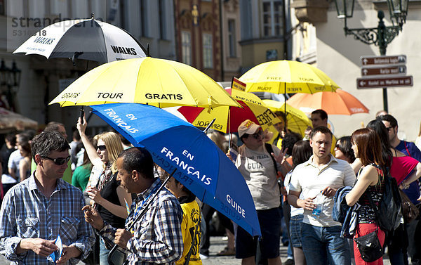 Stadtführer preisen ihre Dienste per Sonnenschirm an  Prag  Tschechien  Europa