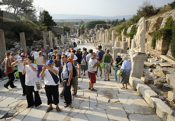 Touristen in Ephesos  Ephesus  Efes  Ausgrabungen  UNESCO Weltkulturerbe  Blick die Kuretenstraße hinunter auf die Celsusbibliothek im Hintergrund  Selcuk  Lykien  Südwesttürkei  Westküste  Westtürkei  Türkei  Europa  Vorderasien  Asien