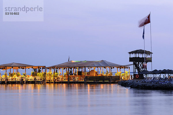 Sahte Cennet Beach Club  Bar und Restaurant und Diskothek  Abendsstimmung mit Bucht und Strand bei Akbük  Didim  Südägäische Küste  Südwesttürkei  Westküste  Westtürkei  Türkei  Mittelmeer  Europa  Kleinasien  Vorderasien  Asien