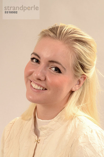 Porträt einer lächelnden  jungen  blonden Schwedin