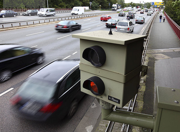 Geschwindigkeitsüberwachung durch eine Verkehrskamera  auf der Bundesstraße B 223  Konrad-Adenauer-Allee  in einer Tempolimit-Zone  60 Stundenkilometer  Oberhausen  Nordrhein-Westfalen  Deutschland  Europa