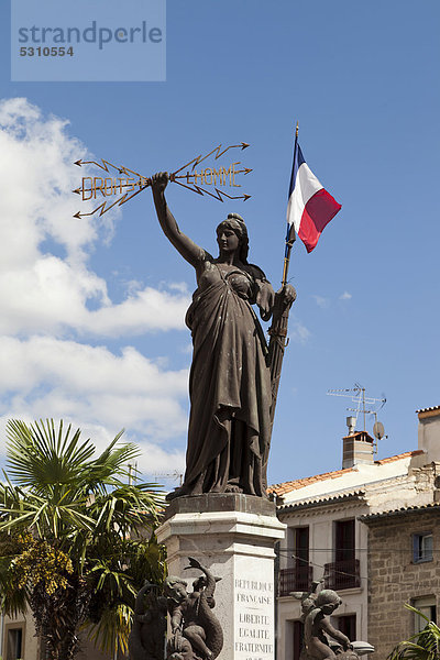 Marianne  Statue  mit französischer Flagge  Place de La Republique  Pezenas  Herault  Frankreich  Europa