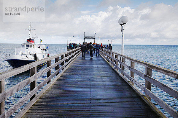 Binzer Seebrücke mit Ausflugsboot für Touristen  Rügen  Mecklenburg-Vorpommern  Deutschland  Europa