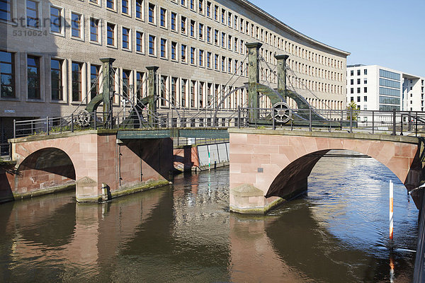 Jungfernbrücke und das Auswärtige Amt  ehemaliger Sitz der Reichsbank  Berlin  Deutschland  Europa