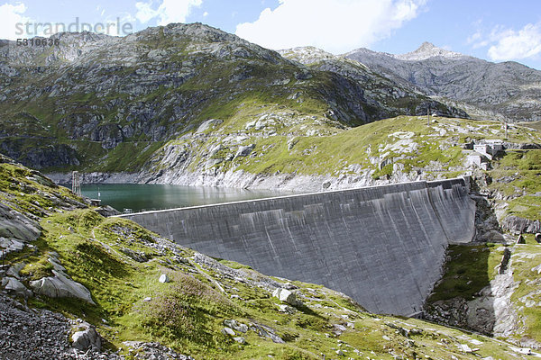 Talsperre vom Stausee Lago di Lucendro  oberhalb des St. Gotthardpasses  Tessin  Schweiz  Europa
