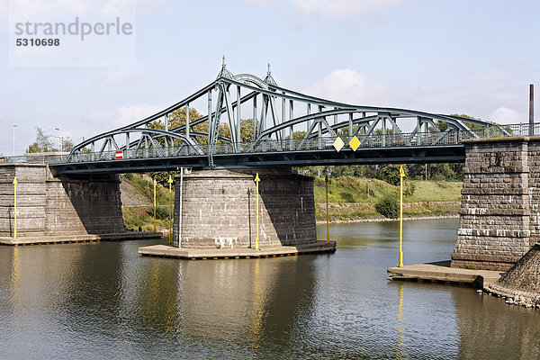 Historische Drehbrücke im Rheinhafen Krefeld  Nordrhein-Westfalen  Deutschland  Europa