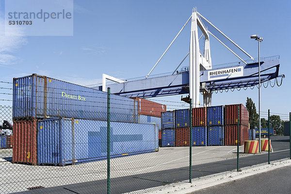 Moderne Verladebrücke für Containerschiffe  Verladekran  Rheinhafen Krefeld  Nordrhein-Westfalen  Deutschland  Europa