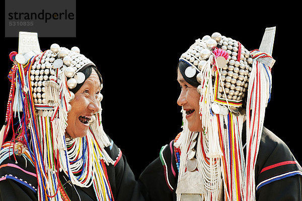 Porträt  zwei Frauen vom Bergvolk der Akha in der traditionellen LomueAkha Tracht  Chiang Rai  Thailand  Asien