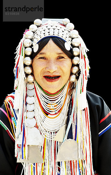Porträt  Frau vom Bergvolk der Akha in der traditionellen LomueAkha Tracht  Chiang Rai  Thailand  Asien