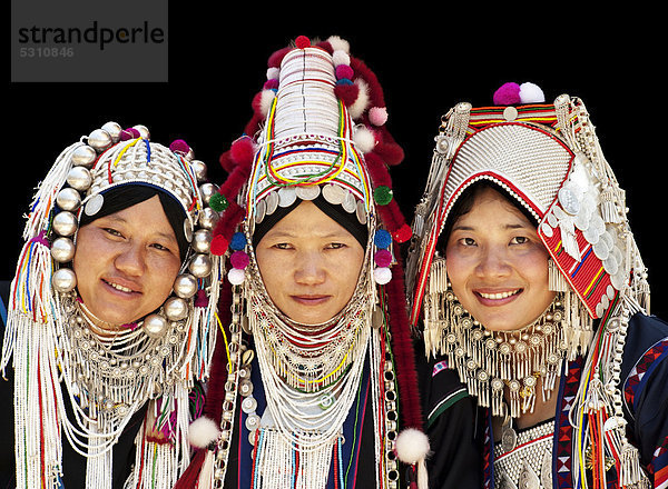Drei Frauen vom Bergvolk der Akha mit verschiedenen Akha Kopfbedeckungen  links im LomueAka Stil  in der Mitte der UloAkha Stil und rechts im PhameeAkha Stil  in Chiang Rai  Thailand  Asien