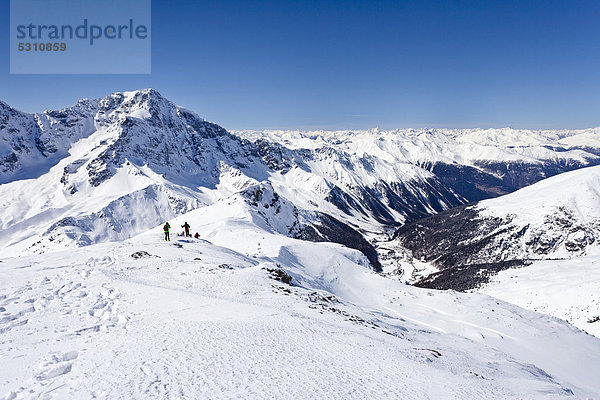 Skitourengeher beim Abstieg der hinteren Schöntaufspitze  Sulden im Winter  hinten der Ortler und das Suldental  Südtirol  Italien  Europa