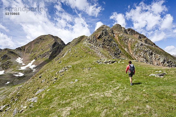 Wanderer auf dem Grat von der Schöngrubspitz zum Kornigl  Ultental  hinten die Schöngrubspitz und der Hochwart  Ulten  Südtirol  Italien  Europa