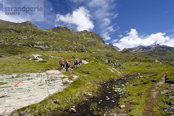 Bergsteiger oberhalb der Timmelsalm  beim Aufstieg zur Müllerhütte über das Passeiertal von der Timmelsjochstraße  Südtirol  Italien  Europa