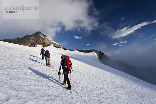 Bergsteiger beim Aufstieg von der Müllerhütte zum Wilden Pfaff und Zuckerhütl  hinten der Wilde Pfaff  Passeiertal oberhalb der Timmelsjochstraße  Südtirol  Italien  Europa