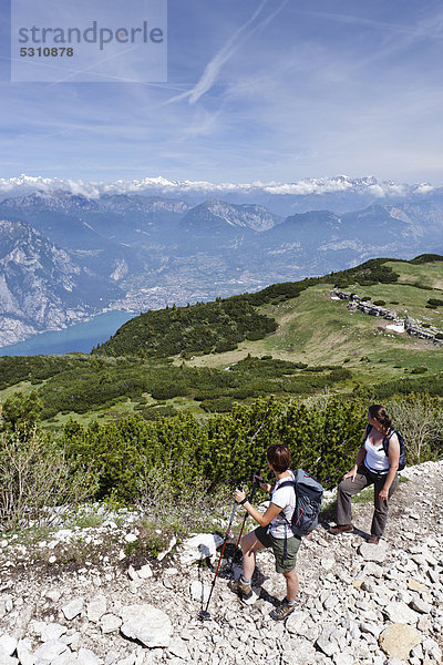 Bergsteigerinnen beim Aufstieg zum Monte Altissimo oberhalb von Nago  unten der Gardasee und Arco  Trentino  Italien  Europa