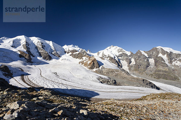 Vorne der Persgletscher  rechts der Piz Palü  dann die Bellavista  in der Mitte der Berninagipfel mit dem Biancograt  rechts der Morteratschgipfel  Graubünden  Schweiz  Europa