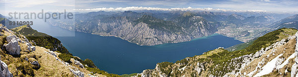 Blick vom Monte Altissimo oberhalb von Nago  unten der Gardasee und Arco  Trentino  Italien  Europa