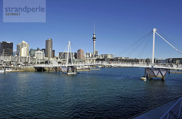 Blick auf neue Klappbrücke vom Viaduct Events Centre  hinten die Sykline  Auckland  Neuseeland