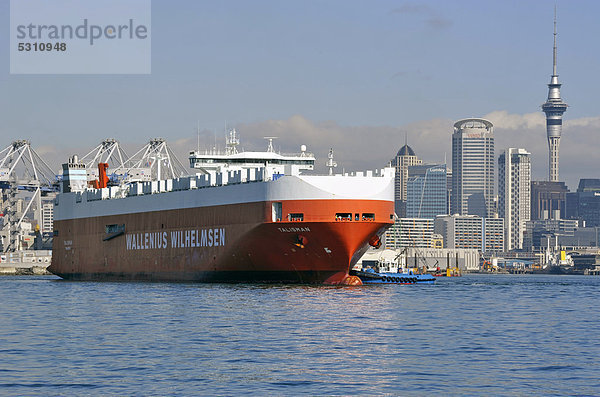 Großes Frachtschiff fährt in den Hafen ein  Auckland  Neuseeland