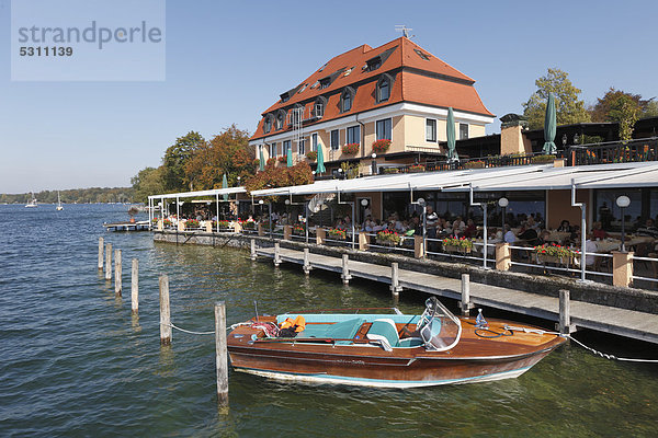 Boot vor Hotel Schloss Berg am Starnberger See  Berg  Fünfseenland  Oberbayern  Bayern  Deutschland  Europa